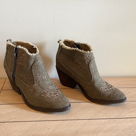 Naughty Monkey Sewn up Booties SZ 8.5 - Picture 2 of 8